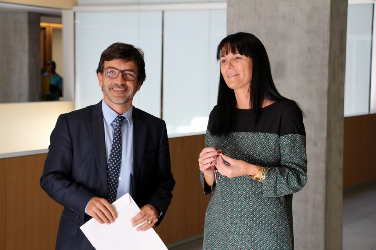 El ministre portaveu, Jordi Cinca, entrega el projecte de pressupostos a la subsíndica general, Mònica Bonell.