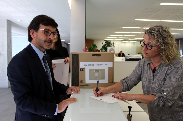 El ministre portaveu, Jordi Cinca, entra a registre el projecte de pressupostos 2018.