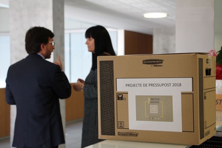 El ministre portaveu, Jordi Cinca, entrega el projecte de pressupostos a la subsíndica general, Mònica Bonell.