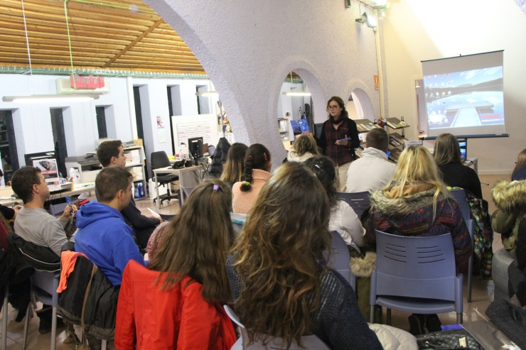 La xerrada ha comptat amb una cinquantena de joves.