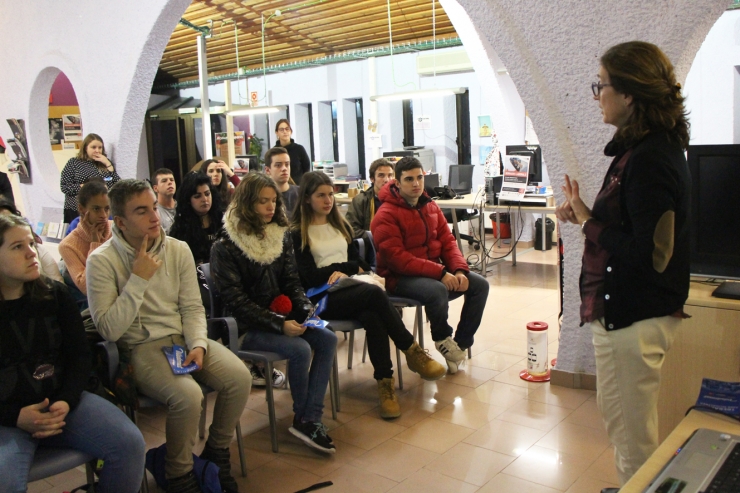 La directora de recursos humans de Viladomat Esports, Montserrat Neta, es dirigeix als joves a La Central.