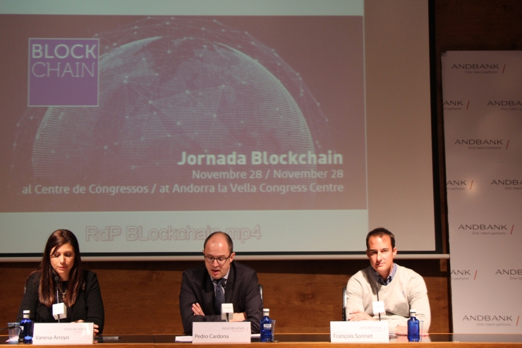 D'esquerra a dreta, Vanesa Arroyo, del clúster mànager d’ACTinn; el sotsdirector general de l’àrea de Tecnologia i Sistemes d’Andbank, Pedro Cardona; i el cofundador de l’empresa ElectrCChain, François Sonnet, durant la presentació de la Jornada Blockchain, aquest dilluns.
 