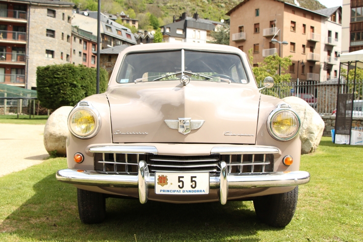 Un vehicle participant en una concentració de clàssics.