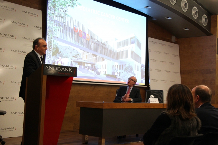 El director gerent de l'hospital Sant Joan de Déu, Manel del Castillo, presenta el projecte juntament amb el president d'Andbank, Manel Cerqueda.