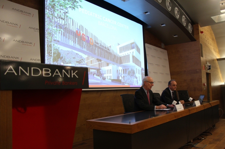 El director gerent de l'hospital Sant Joan de Déu, Manel del Castillo,  presenta el projecte juntament amb el president d'Andbank, Manel  Cerqueda.