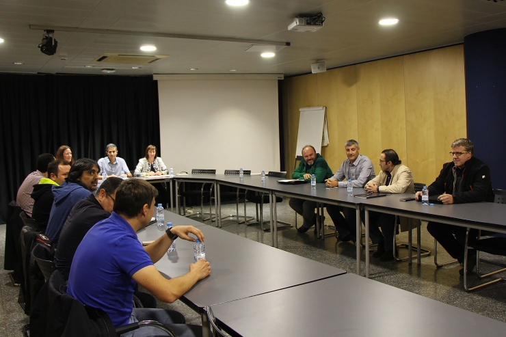 Representants del Govern i dels sindicats abans d'una reunió per la modificació de la Llei de la Funció Pública.