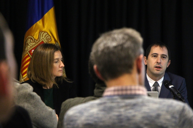 La ministra de Medi Ambient, Agricultura i Sostenibilitat, Sílvia Calvó, i el cap de l’Oficina de l’Energia i el Canvi Climàtic, Carles Miquel, durant la presentació.