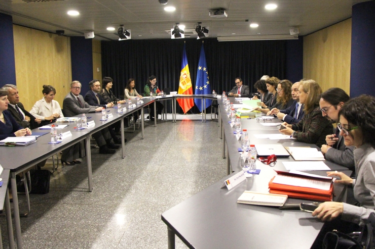 Una de les reunions entre les delegacions de la UE (esquerra) i l'andorrana (dreta) per l'acord d'associació amb la Unió Europea.
 
 
