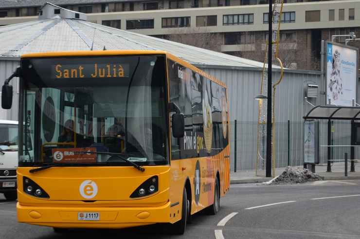 Un bus exprés en el seu recorregut cap a Sant Julià de Lòria.