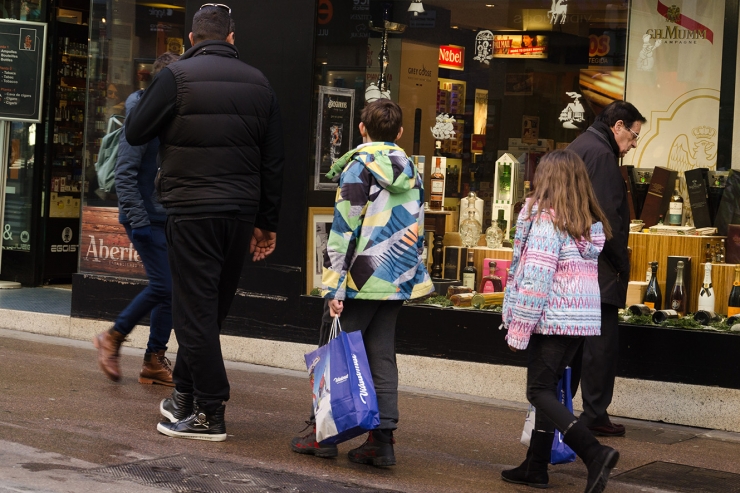 Uns visitants passegen per l'avinguda Meritxell.