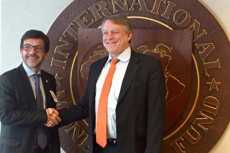 El ministre de Finances, Jordi Cinca, amb el secretari de nous ingressos de l’FMI, Tom R. Rumbough.