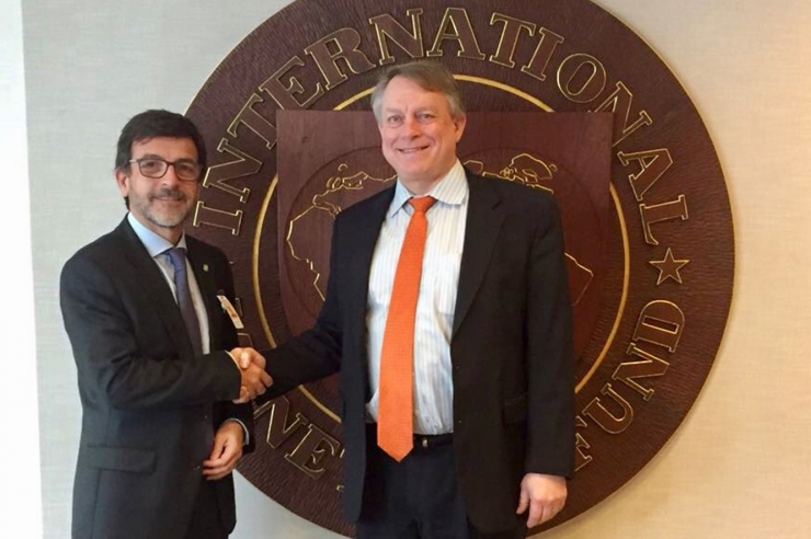 El ministre de Finances, Jordi Cinca, amb el secretari de nous ingressos de l’FMI, Tom R. Rumbough.