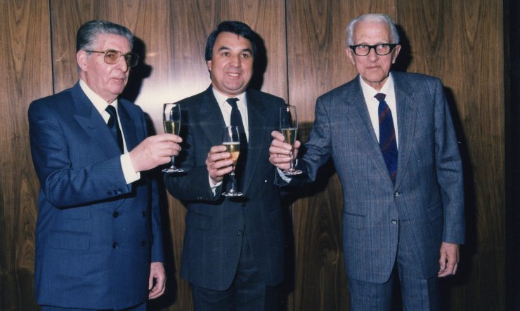 Un moment de l'acte institucional per formalitzar la creació de FEDA, l'any 1988. Al mig, el llavors síndic Francesc Cerqueda.