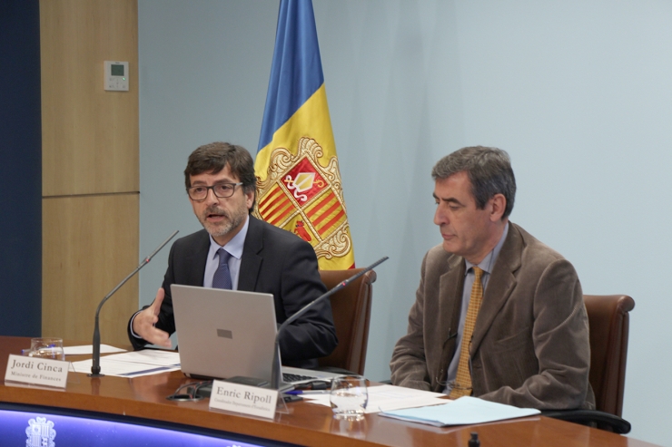 El ministre de Finances, Jordi Cinca, i el coordinador del departament d'Estadística, Enric Ripoll, durant la roda de premsa.