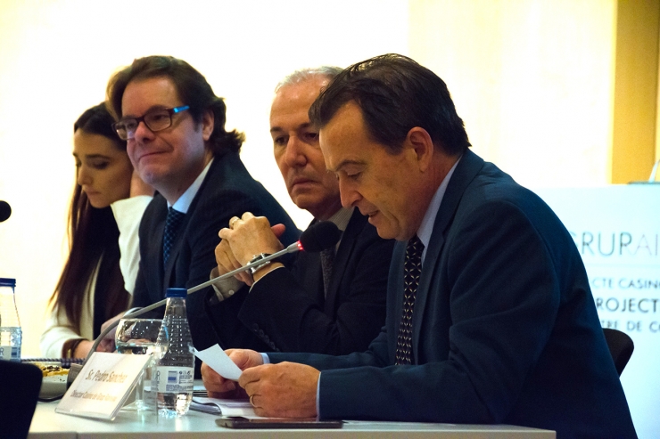 Pedro Sánchez, director de casino del Grup Raineau, en primer pla, durant la presentació del projecte.