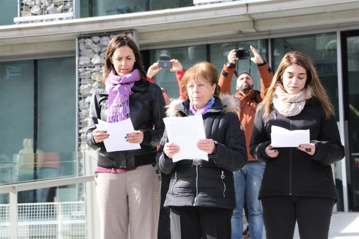 Lectura del manifest d'Acció Feminista Andorra aquest dijous a la plaça Lídia Armengol d'Andorra la Vella.