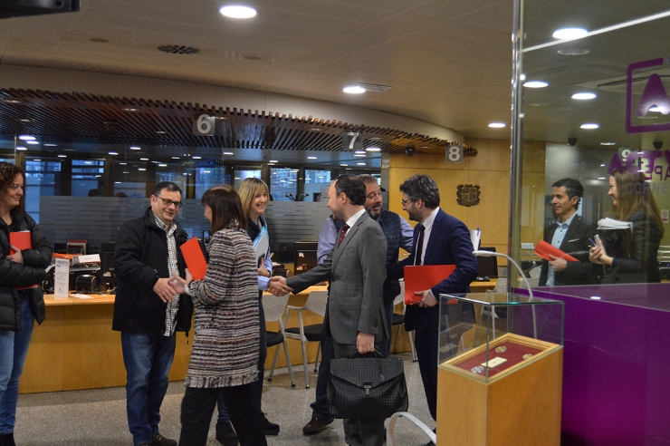 Els ministres saluden els representants dels treballadors abans de la reunió.