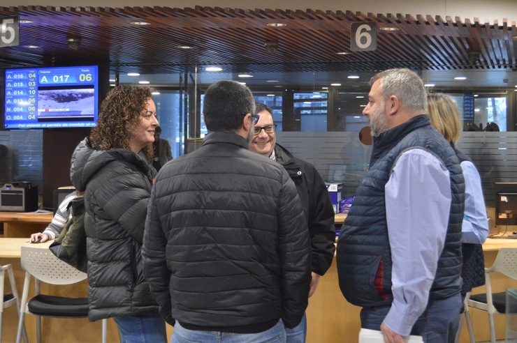 Representants dels sindicats, aquest dilluns, moments abans de la reunió amb el Govern.