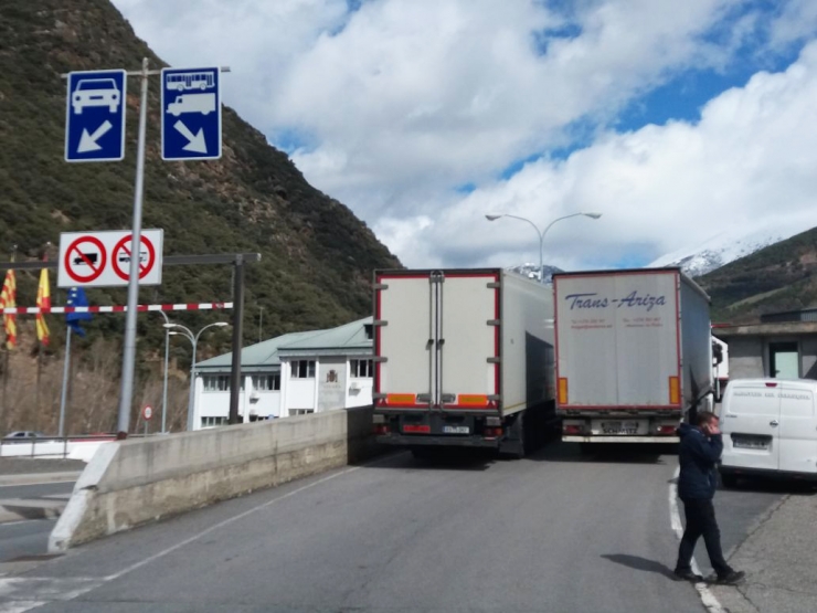 Camions aturats a la duana espanyola, aquest dijous al matí.