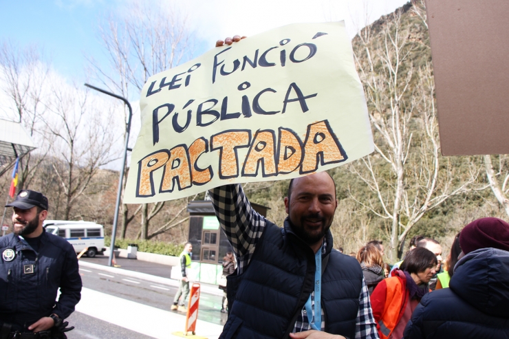 Mig miler de funcionaris s'han concentrat a la duana hispanoandorrana i han fet talls intermitents a la via, aquest dijous al matí.