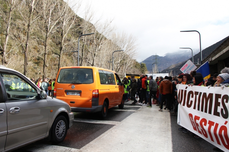Mig miler de funcionaris s'han concentrat a la duana hispanoandorrana i han fet talls intermitents a la via, aquest dijous al matí.