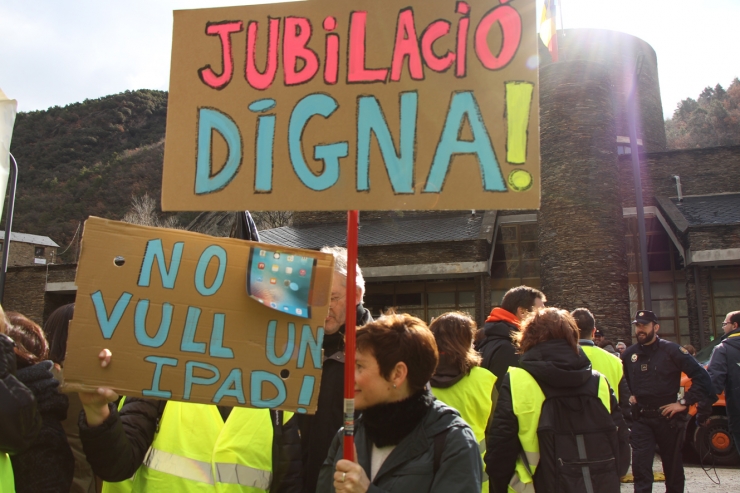 Mig miler de funcionaris s'han concentrat a la duana hispanoandorrana i han fet talls intermitents a la via, aquest dijous al matí.