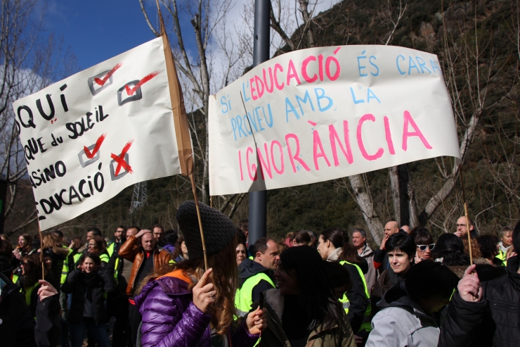 Mig miler de funcionaris s'han concentrat a la duana hispanoandorrana i han fet talls intermitents a la via, aquest dijous al matí.