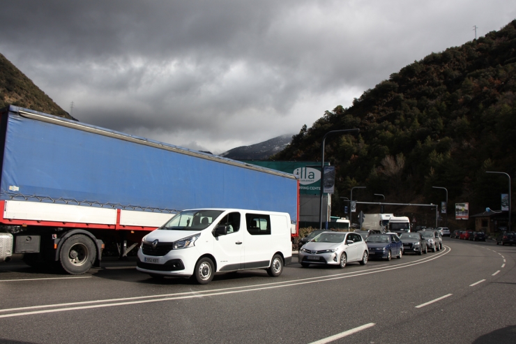 Mig miler de funcionaris s'han concentrat a la duana hispanoandorrana i han fet talls intermitents a la via, aquest dijous al matí.