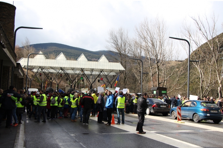 Mig miler de funcionaris s'han concentrat a la duana hispanoandorrana i han fet talls intermitents a la via, aquest dijous al matí.