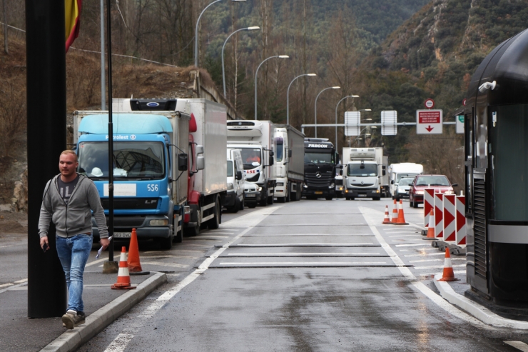 Els serveis mínims de la duana realitzen aquest dijous i divendres vaga de zel, és a dir, revisen tots els vehicles i transportistes.