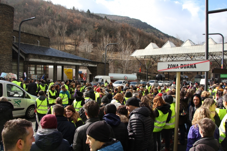 Mig miler de funcionaris s'han concentrat a la duana hispanoandorrana i han fet talls intermitents a la via, aquest dijous al matí.