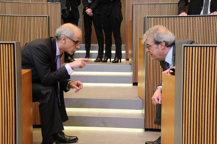 El cap de Govern, Toni Martí, conversa amb el president del grup parlamentari de DA, Ladislau Baró.