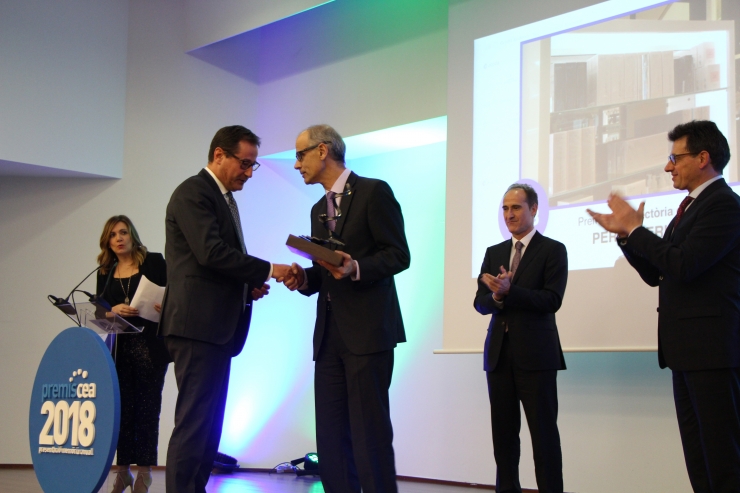 El cap de Govern, Toni Martí entrega un dels premis al representant de Perfumeries Júlia.