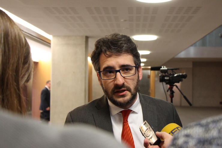 El ministre d'Educació i Ensenyament Superior, Eric Jover, atenent els mitjans de comunicació.