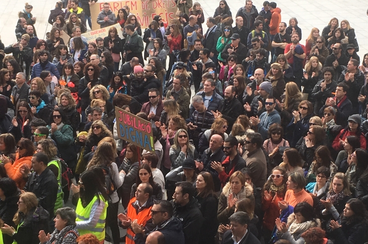 Manifestants a la plaça del Consell General.
