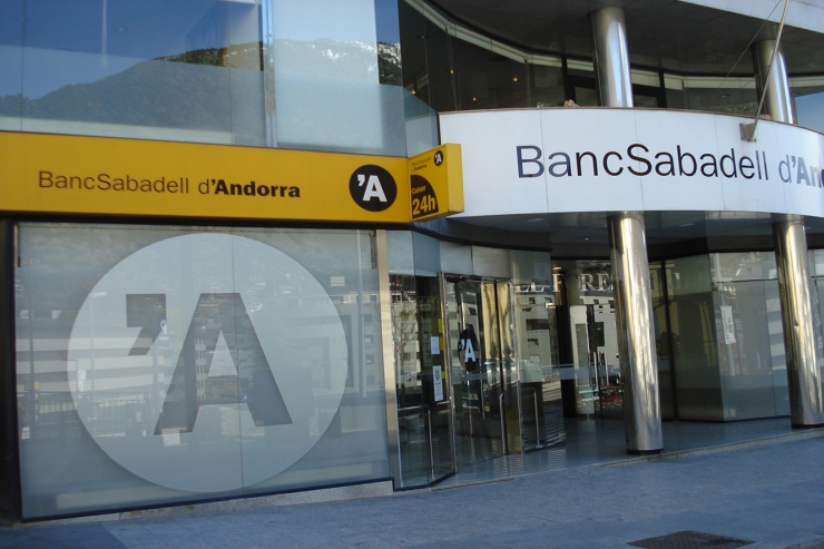 Façana de la seu central de BancSabadell d'Andorra.