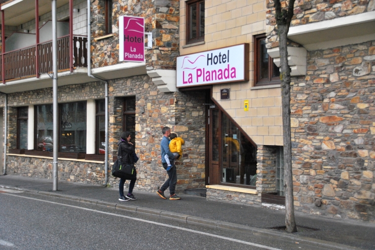 Uns turistes entren a un hotel a Ordino.