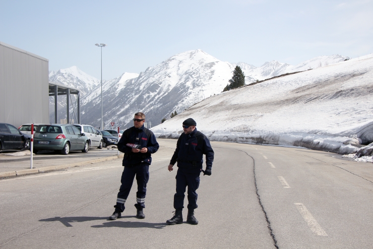 Controls conjunts francesos i andorrans a la duana francoandorrana del Baladrà.