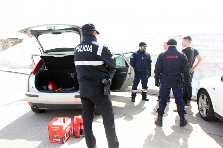 Controls conjunts francesos i andorrans a la duana francoandorrana del Baladrà.