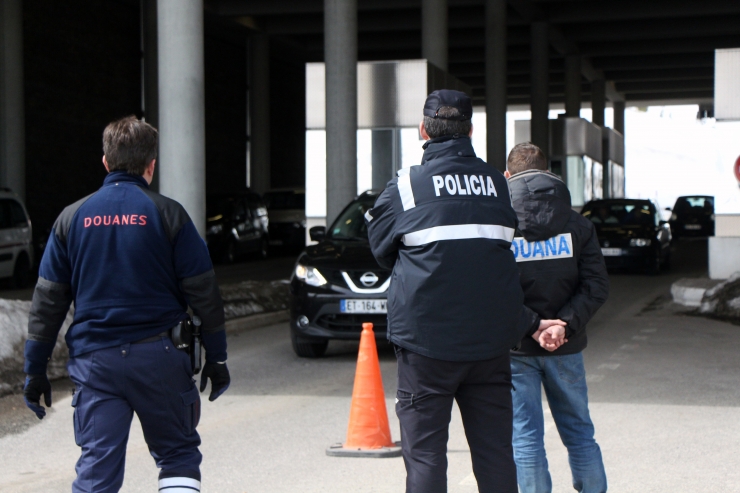 Controls conjunts francesos i andorrans a la duana francoandorrana del Baladrà.