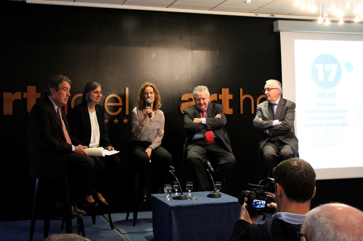 La taula rodona en la qual han intervingut els presidents de les cambres de comerç dels Pirineus Orientals i d'Andorra, Bernard Fourcade i Miquel Armengol; l'ambaixadora de França a Andorra, Jocelyne Caballero; la ministra de Medi Ambient, Agricultura i Sostenibilitat, Sílvia Calvó i el president del pol de competitivitat Derbi, André Joffre.