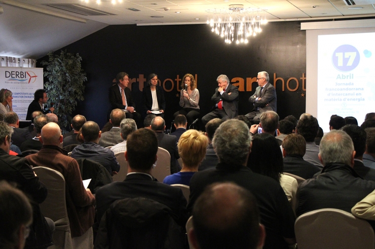 La taula rodona en la que han intervingut els presidents de les cambres  de comerç dels Pirineus Orientals i d'Andorra, Bernard Fourcade i Miquel  Armengol; l'ambaixadora de França a Andorra, Jocelyne Caballero; la  ministra de Medi Ambient, Agricultura i Sostenibilitat, Sílvia Calvó i  el president del pol de competitivitat Derbi, André Joffre.