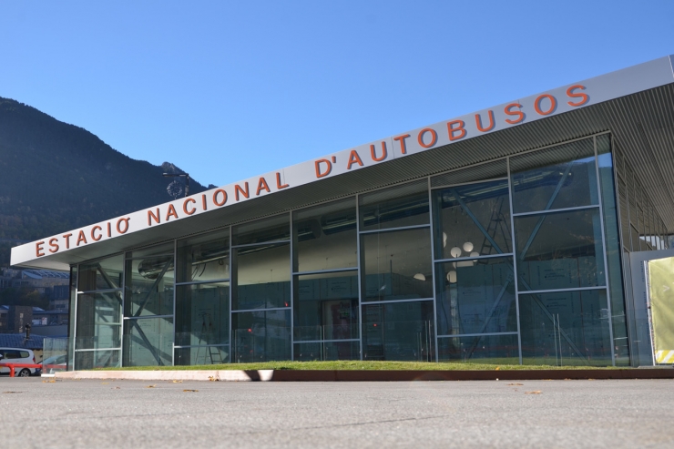 L'Estació Nacional d'Autobusos és una de les construccions on el vidre hi té un paper important.