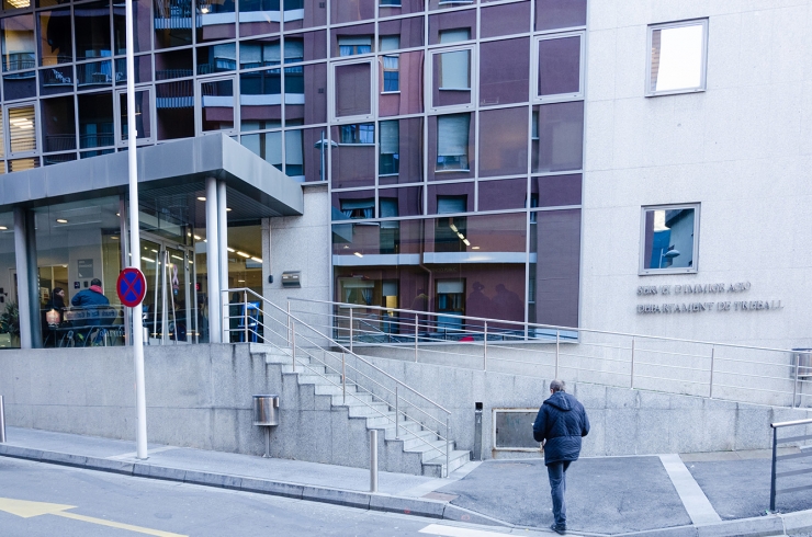 Façana de l'edifici administratiu de l'Obac, seu del departament d'Immigració.