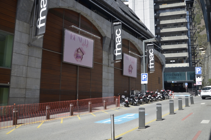 Entrada de l'aparcament de Pyrenées.