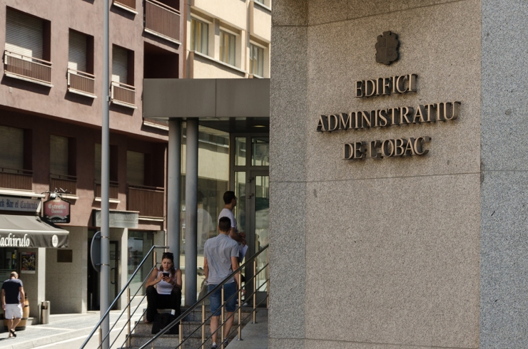 Entrada a l'edifici administratiu de l'Obac, seu del departament d'Immigració.