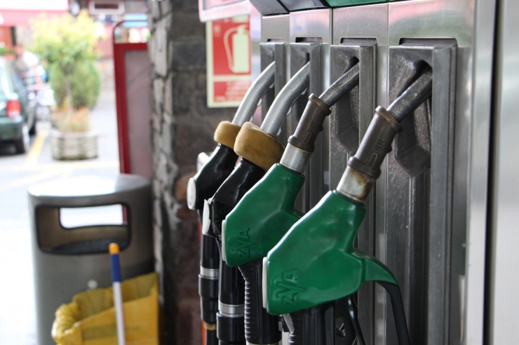 Mànegues de repostatge d'una gasolinera.