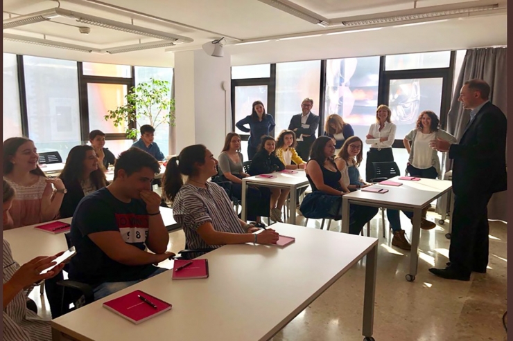 El director general d'Andorra Telecom, Jordi Nadal, amb els alumnes i professors durant la recepció als equips de la First Lego League.