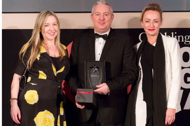 Nigel Harvey de Genting Casinos UK, amb el premi.