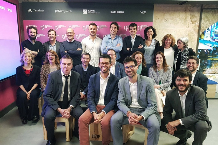 Foto de família dels participants a la sessió de treball.